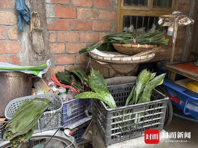 岁“粽子爷爷”：方便年轻人吃口热乎早饭｜封面头条冰球突破网站5毛钱一个粽 16年不涨价 乐山90(图1)