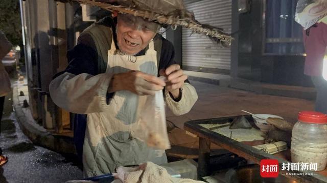岁“粽子爷爷”：方便年轻人吃口热乎早饭｜封面头条冰球突破网站5毛钱一个粽 16年不涨价 乐山90(图5)