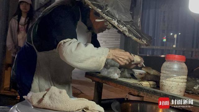 岁“粽子爷爷”：方便年轻人吃口热乎早饭｜封面头条冰球突破网站5毛钱一个粽 16年不涨价 乐山90(图3)