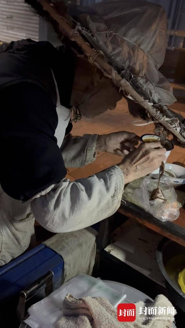 岁“粽子爷爷”：方便年轻人吃口热乎早饭｜封面头条冰球突破网站5毛钱一个粽 16年不涨价 乐山90(图6)