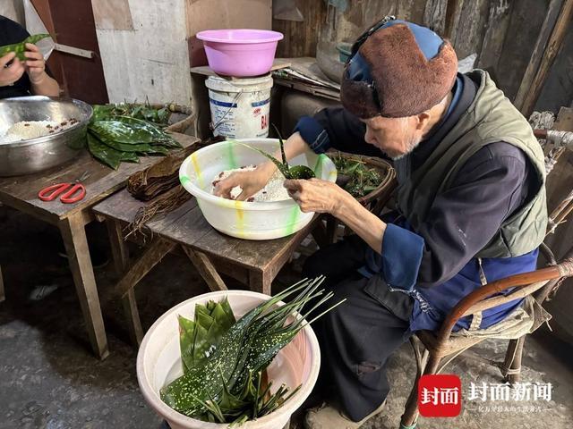 岁“粽子爷爷”：方便年轻人吃口热乎早饭｜封面头条冰球突破网站5毛钱一个粽 16年不涨价 乐山90(图8)