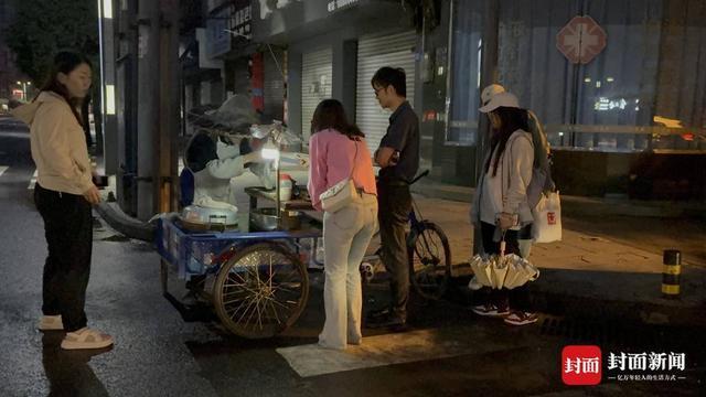 岁“粽子爷爷”：方便年轻人吃口热乎早饭｜封面头条冰球突破网站5毛钱一个粽 16年不涨价 乐山90(图2)