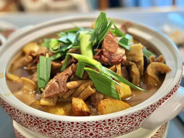 场：小龙虾+牛杂煲引爆郑州美食圈冰球突破平台纪闲斋夏日新品惊艳登(图1)