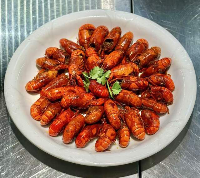 场：小龙虾+牛杂煲引爆郑州美食圈冰球突破平台纪闲斋夏日新品惊艳登(图5)
