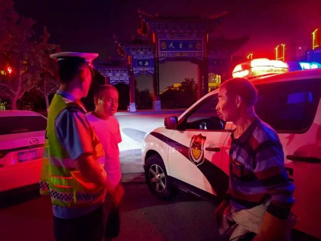 应急车道徘徊上前一查看还是一名聋哑人！冰球突破平台渭南：交警