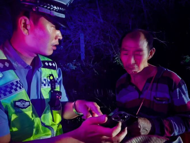 应急车道徘徊上前一查看还是一名聋哑人！冰球突破平台渭南：交警巡逻时发现有人在(图2)